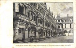 CPA Chateau de Pierrefonds Vue interieure de la cour prise de la porte d'entree