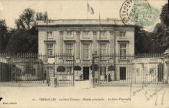 La POSTAL Versalles de la VENDIMIA salió Trianon del patio de la cañería de la entrada principal