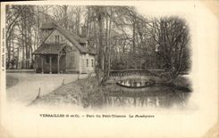 Parque de Versalles de la POSTAL de la VENDIMIA de pequeño Trianon el prsbytere