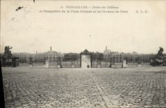CPA Versailles grille du chateau et perspective de la place d'armes et de l'avenue de paris