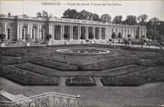 Ataque frontal de Versalles de la POSTAL de la VENDIMIA de grande el trianon en los jardines