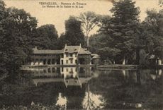 CPA Versailles Hameau De Trianon La maison de la reine et le lac