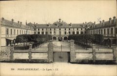 VINTAGE POSTCARD Fontainebleau the College