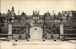 VINTAGE POSTCARD Palais De Fontainebleau Roasts Honor And Court Of the Good-byes