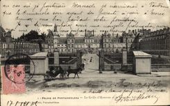 CPA Palais De Fontainebleau La Grille D'Honneur Et La Cour Des Adieux