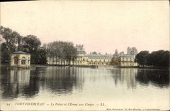 CPA Fontainebleau Le Palais Et l'Etang Aux Carpes