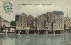 VINTAGE POSTCARD Meaux Old men Moulins on pile