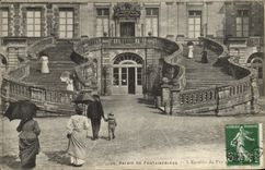 VINTAGE POSTCARD Palate De Fontainebleau the Staircase Of Iron