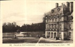 CPA Palais De Fontainebleau La Cour d'Ulysse Et l'Etang aux carpes