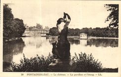CPA Fontainebleau Le Chateau Le Pavillon Et l'Etang