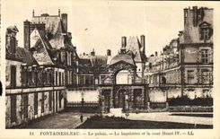 VINTAGE POSTCARD Fontainebleau the Palate the Baptistry And the Court Henri IV