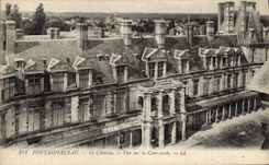 VINTAGE POSTCARD Fontainebleau the castle Seen On the oval Court