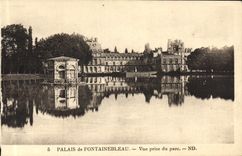VINTAGE POSTCARD Palate De Fontainebleau Seen from Of the Park