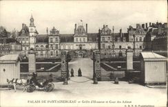 CPA Palais De Fontainebleau Grille d'Honneur Et Cour Des Adieux