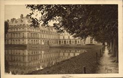 VINTAGE POSTCARD Small Tables Of the Ile de France Palate De Fontainebleau the Palate and the Pond