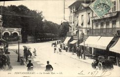 VINTAGE POSTCARD Fontainebleau Main street