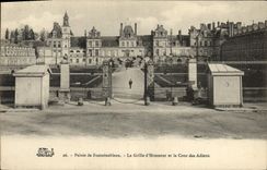 CPA Palais De Fontainebleau La Grille d'Honneur Et La Cour DEs Adieux