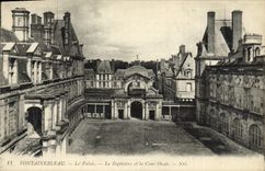 CPA Fontainebleau Le Palais Le Baptistere Et La Cour ovale