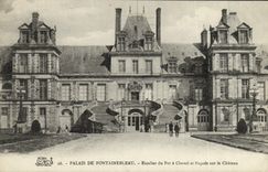 VINTAGE POSTCARD Palate De Fontainebleau Staircase Of Iron Horse And Frontage On the Castle