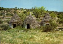 CPM Les Beaux Sites De Provence Maisonnettes De Pierres Seches Appelees Bori en provencal