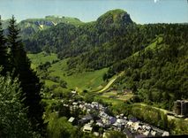 CPM L'Auvergne Touristique Le Mont Dore Le Teemplin De Ski Et Le Capucin