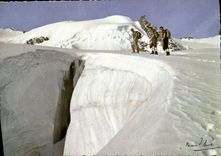 CPM Une Cordee Contourne Une crevasse avant de la franchir Alpinisme