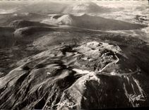 CPM En Auvergne Le Puy De Dome Vue Aerienne Les Puys Et l'observatoire 