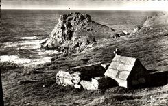 MODERN CARD Pointte Of Van Strong current Of Center the Sacree Fountain Of St They dominating cliff and the small island of St They