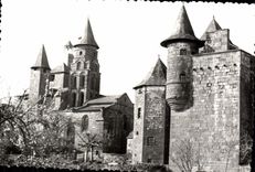 CPM Collonges La Rouge Le Chateau De Vassinhac Et l'Eglise