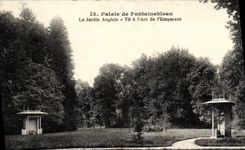 VINTAGE POSTCARD Palate De Fontainebleau the English Garden Shooting with the arc of the emperor