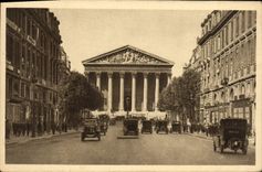 CPA Paris en Flanant La Madeleine Et La Rue Royale