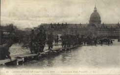 VINTAGE POSTCARD Floods Of Paris Construction Of a Footbridge Genius
