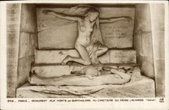 CPA Paris Monument Aux Morts Par Bartholome Au Cimetiere De Pere Lachaise