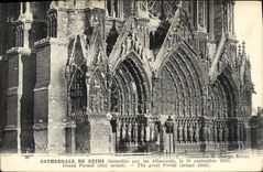 CPA Cathedrale De Reims incendiee Par Les Allemands Militaria