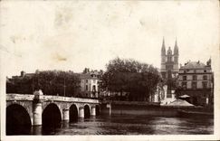 CPA Angers Le pont Beaurepaire sur la Maine vers la montee de la cathedrale Saint Maurice