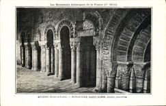 La POSTAL de la VENDIMIA encoleriza el claustro santo de Aubin del monasterio