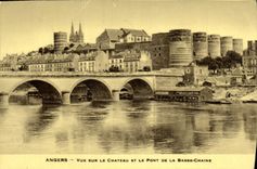La POSTAL de la VENDIMIA encoleriza visto en el castillo y el puente de la cadena baja
