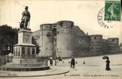 CPA Angers Statue du roi Rene et le chateau