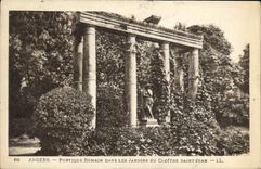 La POSTAL de la VENDIMIA encoleriza el pórtico romano en los jardines del claustro santo Jean