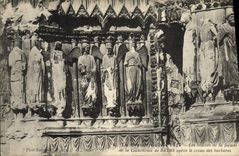 CPA Reims La Cathedrale Les statues de la facade de la cathedrale apres le crime des barbares