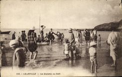 CPA Granville Les Enfants au Bain