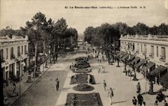 VINTAGE POSTCARD La Baule On Sea the Pavle Avenue