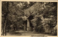 CPA La Douce France Rocamadour Entree De La grotte de la mise au tombeau Au fond et a gauche une station du chemin de Cr