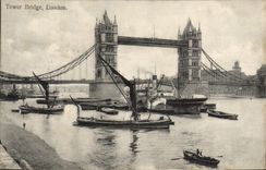 Barcos del puente de la torre de Londres de la POSTAL de la VENDIMIA