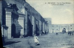 Corte de Fes Djedid de la POSTAL de la VENDIMIA del viejo hombre de Mechouar y del Porte de Makina
