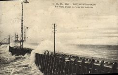 CPA Boulogne Sur Mer La Jetee Ouest Un Jour De Tempete