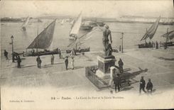 CPA Toulon Le Carre du Port et le Genie Maritime Bateaux