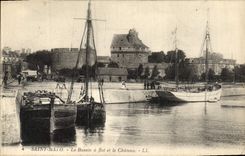 CPA Saint Malo Le Bassin A Flot Et Le Chateau Bateaux 