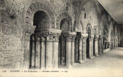 CPA Angers La Prefecture Arcades Romaines