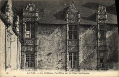 POSTAL Laval de la VENDIMIA el castillo Windows en la corte interior